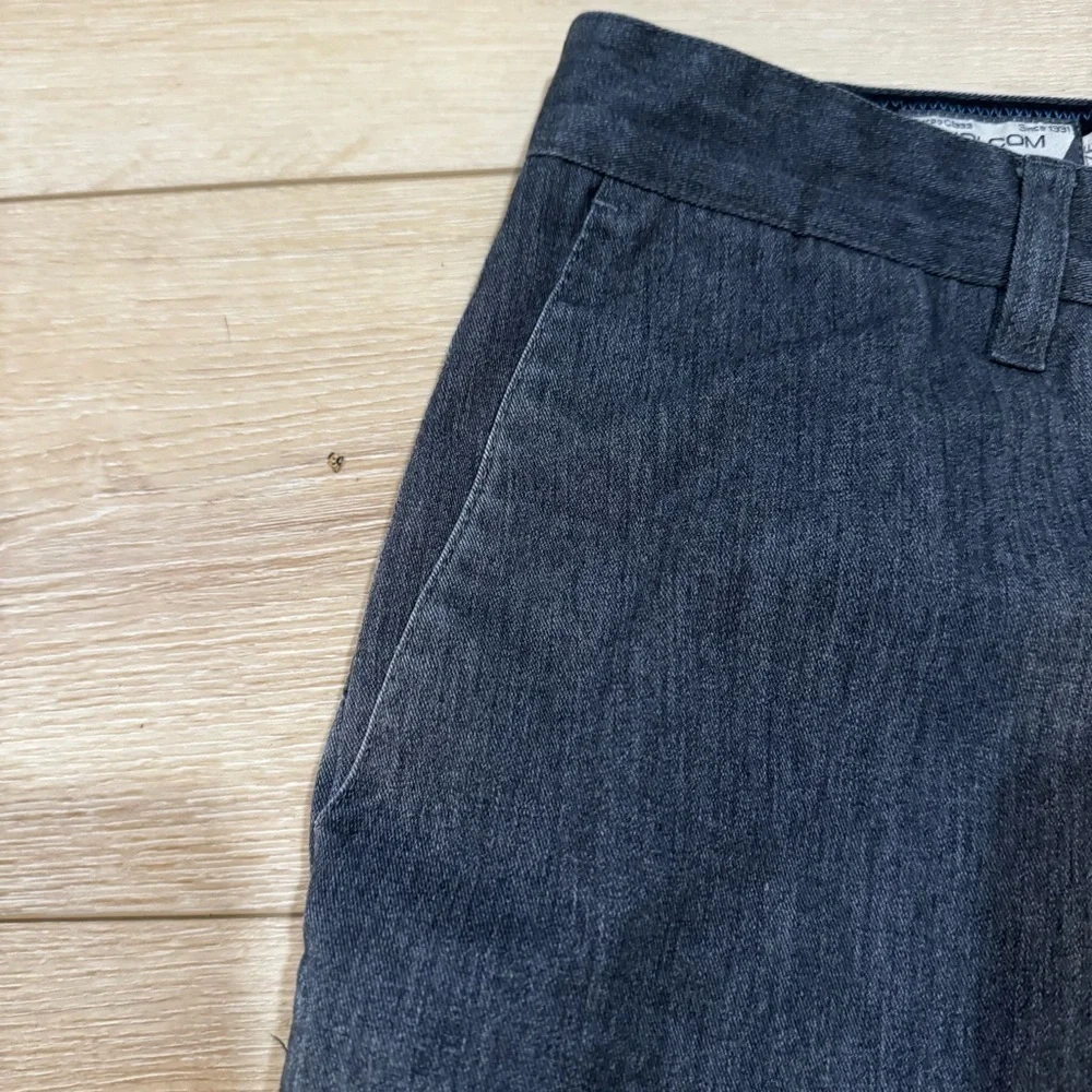 Volcom dark gray men's mid length shorts, zipper button closure, pockets, 32. - Picture 3 of 15